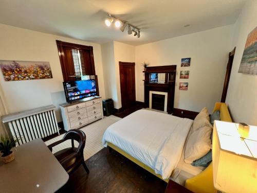 Private Bdrm Suite 3 in Spacious House City Views in Cincinnati, USA