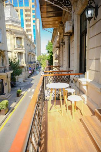 Çevredekiler, Dionis Baku Hotel in Bakü