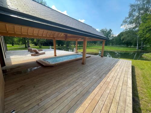 Suite climatisée de 120 m2 avec spa de nage, sauna et balnéo (Suite climatisee de 120 m2 avec spa de nage, sauna et balneo) in Ecos