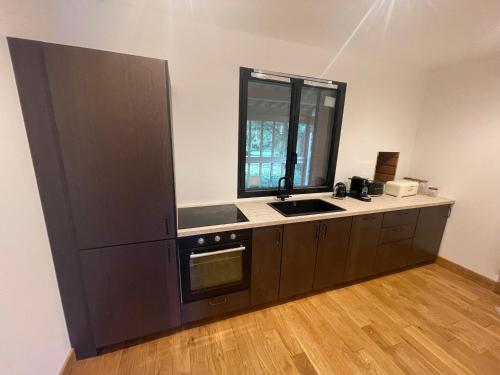 Suite climatisée de 120 m2 avec spa de nage, sauna et balnéo (Suite climatisee de 120 m2 avec spa de nage, sauna et balneo) in Ecos