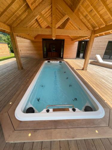 Suite climatisée de 120 m2 avec spa de nage, sauna et balnéo (Suite climatisee de 120 m2 avec spa de nage, sauna et balneo) in Ecos