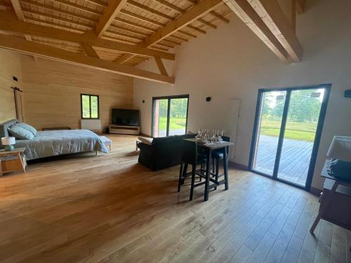 Suite climatisée de 120 m2 avec spa de nage, sauna et balnéo (Suite climatisee de 120 m2 avec spa de nage, sauna et balneo) in Ecos