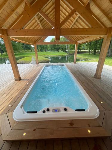 Suite climatisée de 120 m2 avec spa de nage, sauna et balnéo (Suite climatisee de 120 m2 avec spa de nage, sauna et balneo) in Ecos