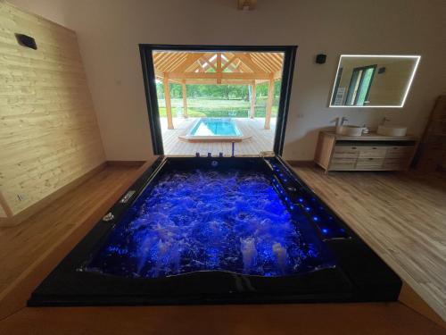 Suite climatisée de 120 m2 avec spa de nage, sauna et balnéo (Suite climatisee de 120 m2 avec spa de nage, sauna et balneo) in Ecos