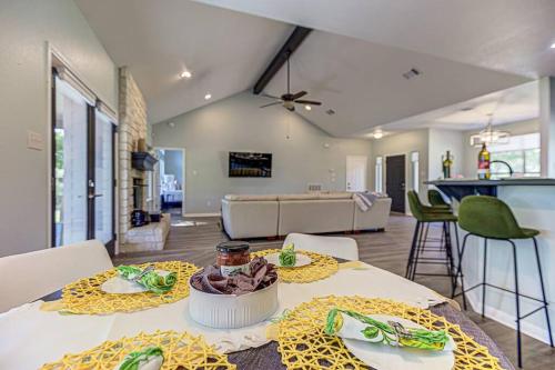New Listing! 4 BDRM Hill Country Home with Pool in Austin, USA