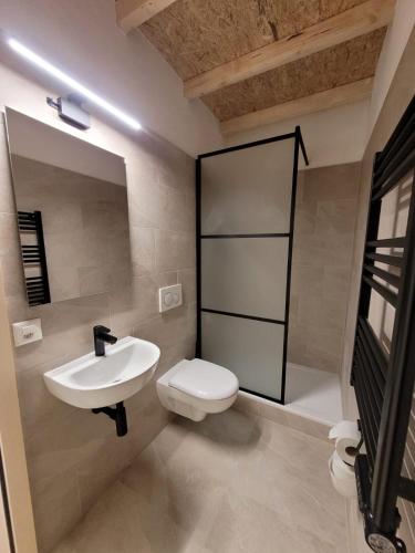 Shower, Ostello Pro Osco in Faido