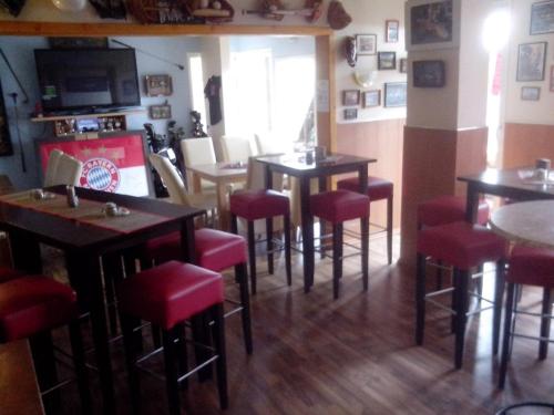 Hotel zur Sportsbar Hotel zur Sportsbar is conveniently located in the popular Bad Meinberg area. The property has everything you need for a comfortable stay. Service-minded staff will welcome and guide you at Hotel zur 