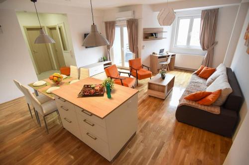 WHITE STONE DOWNTOWN APARTMENt, Skopje