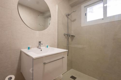 2-Bedroom Apartment with Sea View image 3