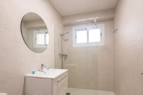 2-Bedroom Apartment with Sea View image 2