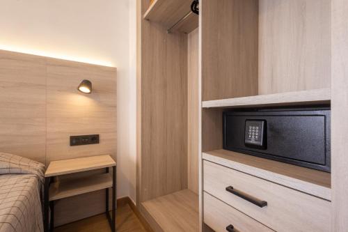 2-Bedroom Apartment with Sea View image 5