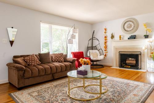 Charming & Elegant 4 Bedroom House at the Heart of Arlington! in Arlington, USA