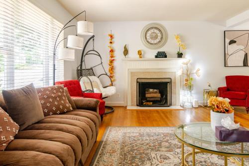 Charming & Elegant 4 Bedroom House at the Heart of Arlington! in Arlington, USA