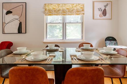 Charming & Elegant 4 Bedroom House at the Heart of Arlington! in Arlington, USA