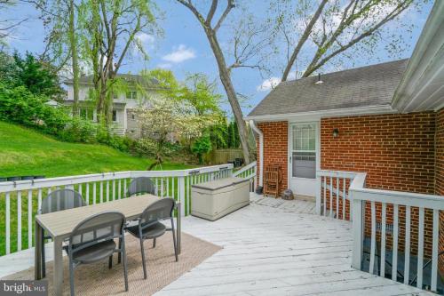 Charming & Elegant 4 Bedroom House at the Heart of Arlington! in Arlington, USA