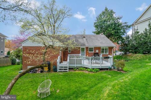 Charming & Elegant 4 Bedroom House at the Heart of Arlington! in Arlington, USA