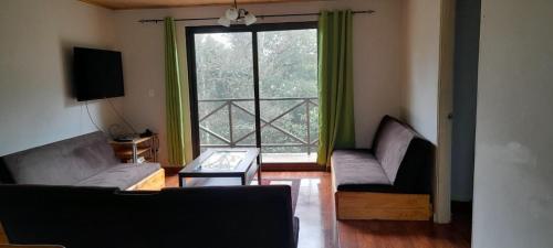 صالة مشتركة/ منطقة التلفزيون, Tu casa de campo, Menus de la Montaña, te espera (Tu casa de campo, Menus de la Montana, te espera) in Cerro Azul