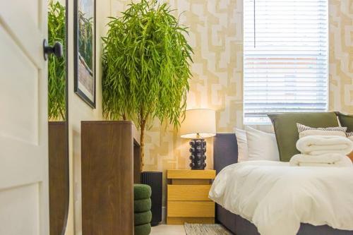 Houston Hideaway with King Bed, Games, Prime Location in Houston, USA