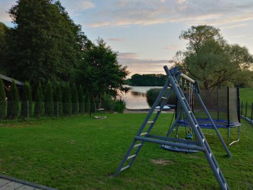 Domki Ostoja II nad Jeziorem z Kominkiem i Łódką (Domki Ostoja II nad Jeziorem z Kominkiem i Lodka) in Krzywe (Mragowo)