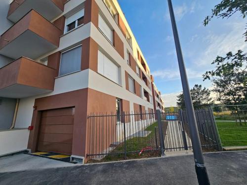 Exterior view, grand appartement 2 pieces en residence in Boisemont