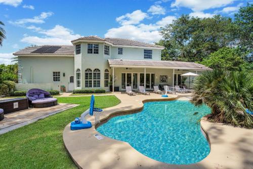 8BR Entertainers Estate w Pool Games Theater in Coconut Creek, USA