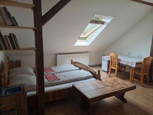 Podkrovní apartmán (Podkrovni apartman) in สลาโวนิน