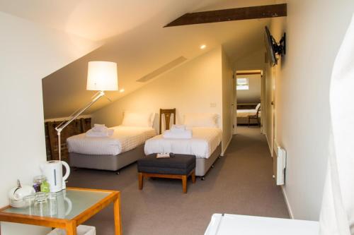 2 double beds