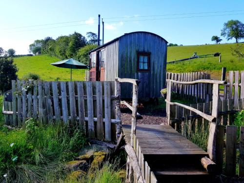 Cozy Cabin Retreat on top of the Shropshire hills in Bettws-y-crwyn
