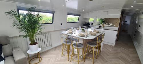 Luxury Boat Stay Liverpool sleeping 6 WiFi, Liverpool (fotografie 7)