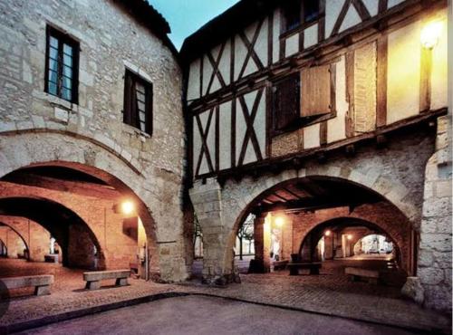 Ümbrus, Place de la Bastide in Sainte Foy La Grande
