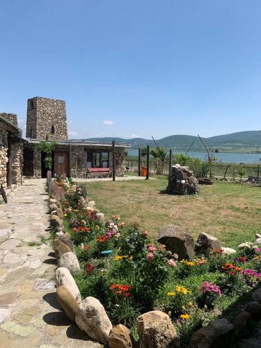 Bližnja okolica, Golden Cradle in Misaktsieli