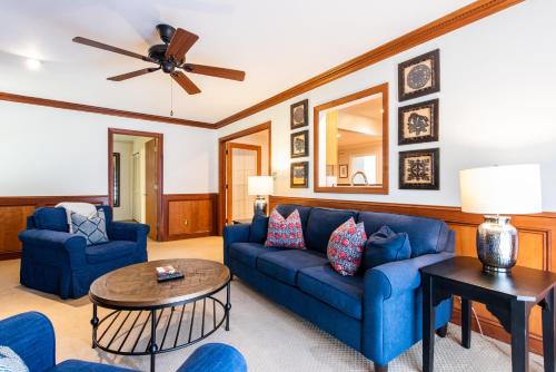 2 Living Rooms Close 2 Shopping & Restaurants in Louisville, USA