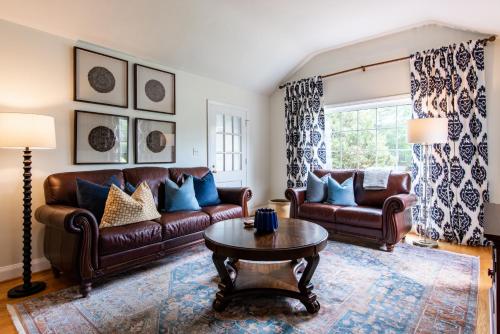 2 Living Rooms Close 2 Shopping & Restaurants in Louisville, USA