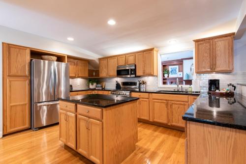 2 Living Rooms Close 2 Shopping & Restaurants in Louisville, USA