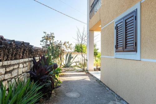 Quadruple Room with Garden View image 4