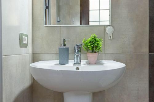 Triple Room with Garden View image 2