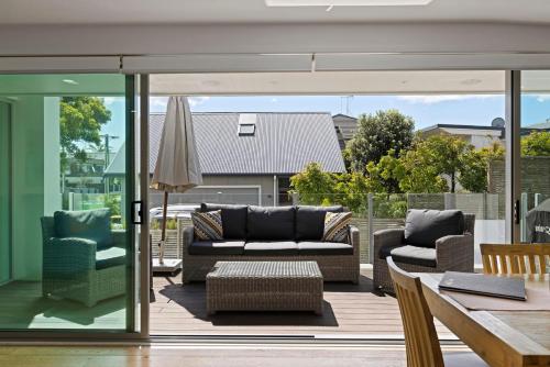 Modern, Spacious Home on Popular Muricata Av - Enjoy Beach, Surf & Sun, Mount Maunganui (foto 3)