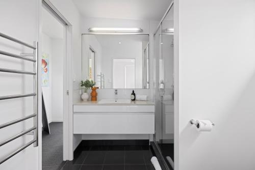 Modern, Spacious Home on Popular Muricata Av - Enjoy Beach, Surf & Sun, Mount Maunganui (foto 5)