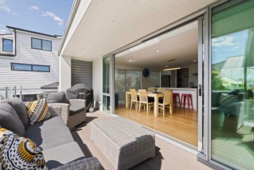 Modern, Spacious Home on Popular Muricata Av - Enjoy Beach, Surf & Sun, Mount Maunganui (foto 6)
