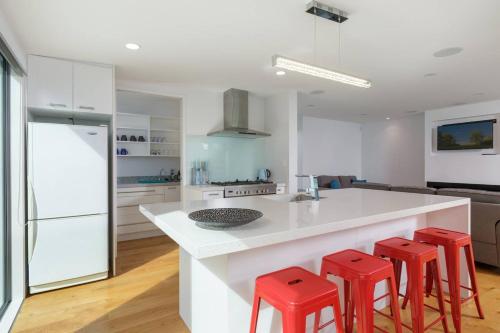 Modern, Spacious Home on Popular Muricata Av - Enjoy Beach, Surf & Sun, Mount Maunganui (foto 9)