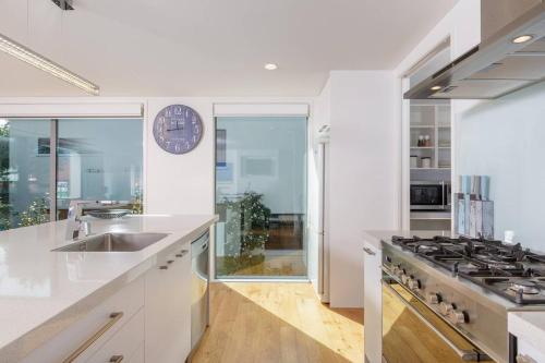 Modern, Spacious Home on Popular Muricata Av - Enjoy Beach, Surf & Sun, Mount Maunganui (foto 10)