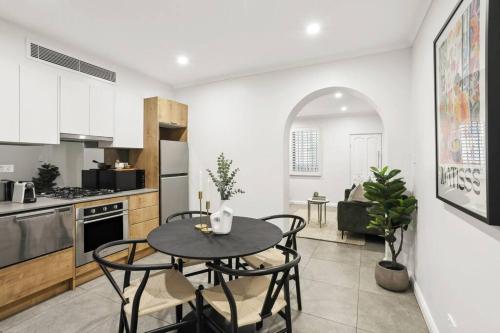 Central 2BR Terrace Home in Trendy Surry Hills - image 6