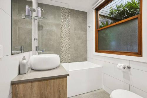 Central 2BR Terrace Home in Trendy Surry Hills - image 2