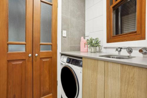 Central 2BR Terrace Home in Trendy Surry Hills - image 8