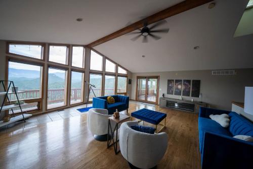 Starry Mountain Manor! Infinity Swing, Decks, Spa in Bailey, USA