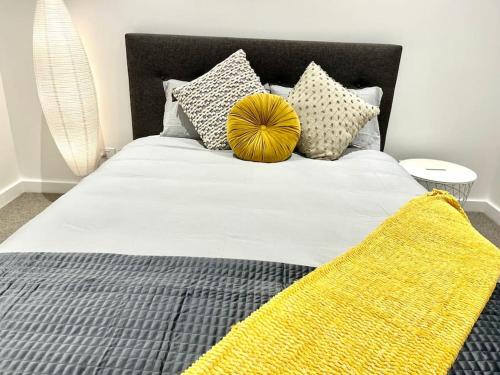 Wow New gorgeous 2 Bed 2 bath apartment parking