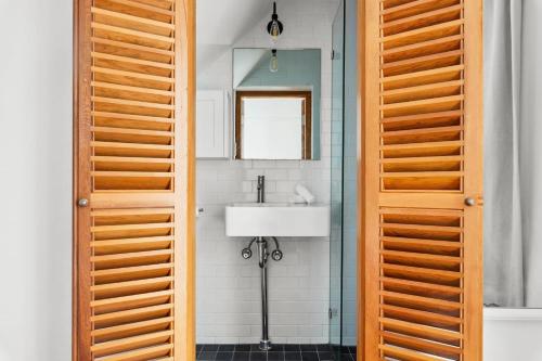 Courtyard Studio Charm in the Heart of Paddington - image 4