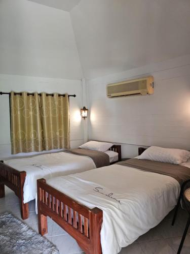 2 twin beds