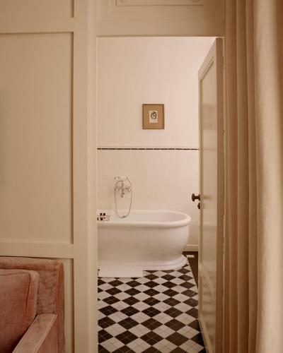 room detail thumbnail 2