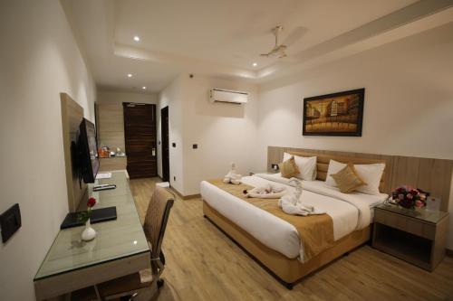 Family Room image 3